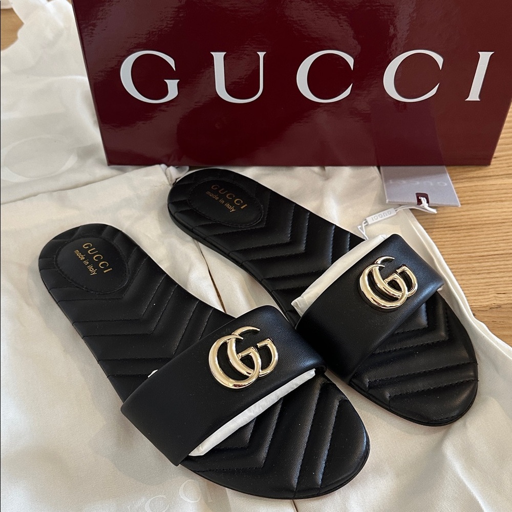 GUCCI New Marmont GG Slide Sandal
Black Leather Charlotte Size 41.5
